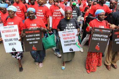 KENYA, Nairobi: Çok sayıda gösterici yolsuzluğa karşı tezahürat ederken, Nairobi 'deki sivil toplum gruplarından yaklaşık 200 kişi 1 Aralık 2015' te Kenya 'da yolsuzluğa karşı bir dilekçe sunmak üzere devlet binasına yürüdü