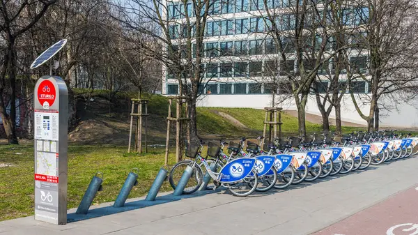 波兰华沙街上的自行车站 — 图库照片