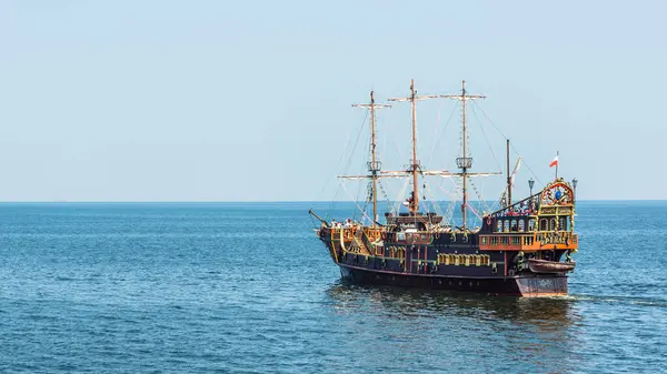 Лодка Удовольствий Голубом Море — стоковое фото
