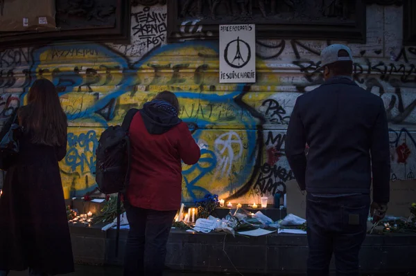 フランスパリ テロ攻撃の犠牲者のトリビュート — ストック写真