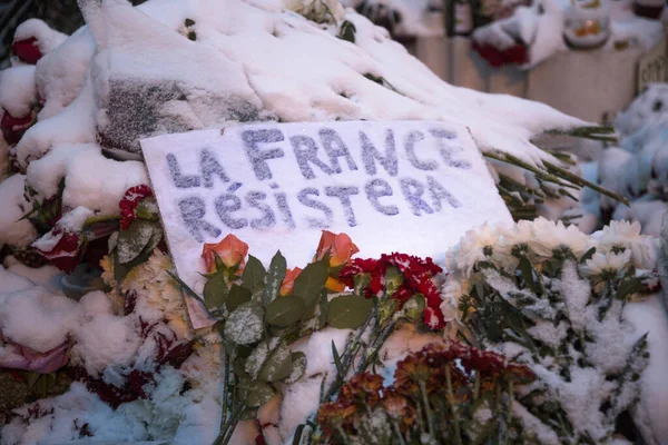 Russia Moscow Muscovites Have Laid Flowers Tributes French Embassy November — Stock Photo, Image