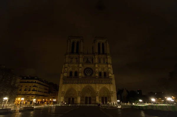 法国巴黎 2015年11月16日凌晨 在巴黎标志性建筑的灯光因致命的恐怖袭击而被关掉后 圣母院被描绘在黑暗中 — 图库照片