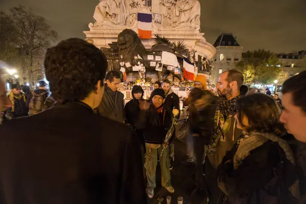 France Paris Crowds Gather Tributes Left Victims Paris Terror Attacks — Stock Photo, Image