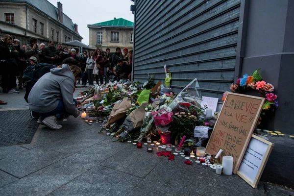 France Paris Homme Pleure Alors Que Les Foules Laissent Des — Photo