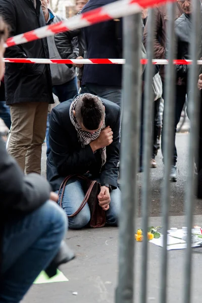 Francia Parigi Uomo Piange Mentre Folla Lascia Fiori Altri Omaggi — Foto Stock