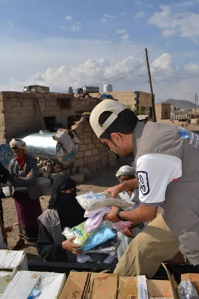 Jemen Sanaa Mitglieder Der Lokalen Humanitären Organisation Mona Relief Verteilen — Stockfoto
