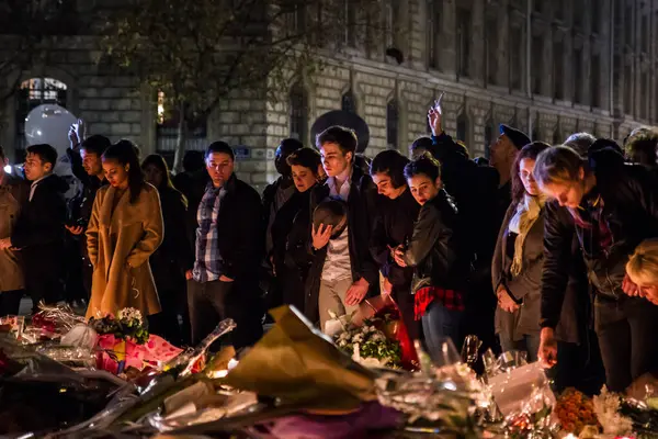 Paris, Fransa 'daki terörist saldırılarda ölen ve 350' den fazla yaralı olan 129 kişinin anısına bir övgü.