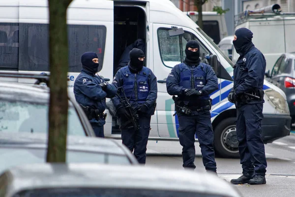 比利时 布鲁塞尔 2015年11月16日 在比利时布鲁塞尔附近的Molenbeek 在一次针对巴黎袭击嫌疑人的逮捕行动中 人们看到了反恐小组 — 图库照片