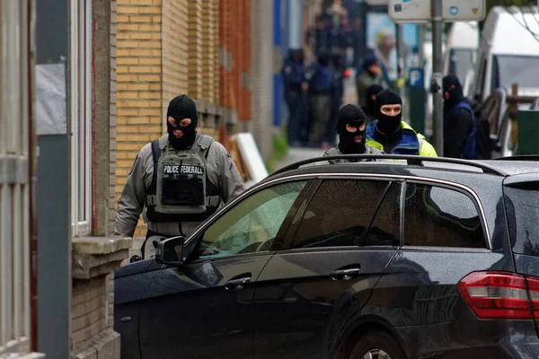 ブリュッセル ベルギー 反テロ集団は 2015年11月16日 ベルギーのブリュッセル近郊で パリの攻撃容疑者に対する逮捕作戦中に見られる — ストック写真