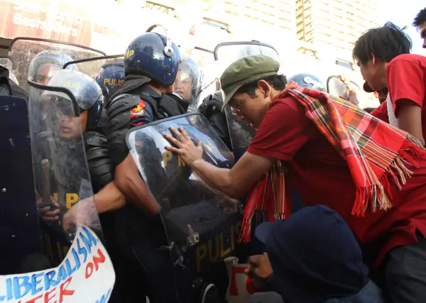 フィリピン マニラ フィリピンの警察は 2015年11月16日のApecサミットのために会場で行進しようとしているフィリピン人抗議者と衝突します — ストック写真