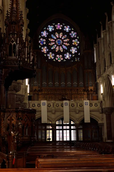圣科尔曼大教堂的内部窗户和座位 — 图库照片