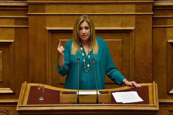 Kreikka Ateena Demokraattisen Koalition Johtaja Fofi Gennimata Puhuu Kreikan Parlamentille — kuvapankkivalokuva