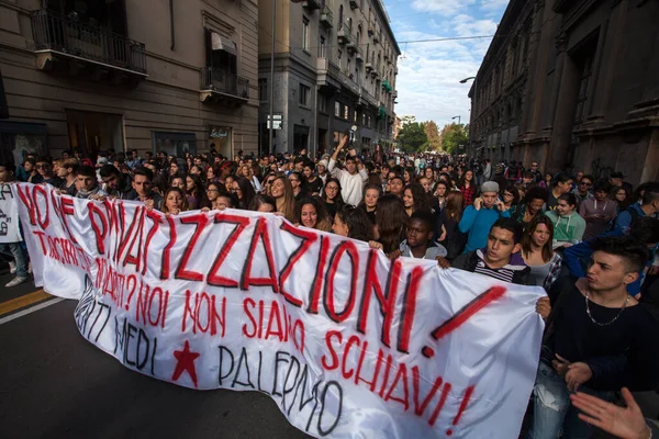 Włochy Palermo Protestujący Zapala Rozbłysk Gdy Setki Licealistów Maszeruje Piazza — Zdjęcie stockowe