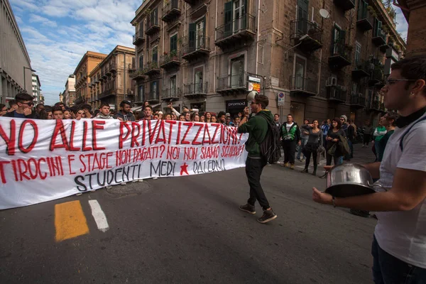 意大利巴勒莫 2015年11月20日 数百名高中学生从意大利巴勒莫的卡塞尔努沃广场游行到Teatro Massimo 抗议7月通过的 好学校 改革法案 一名抗议者点燃了一枚照明弹 — 图库照片