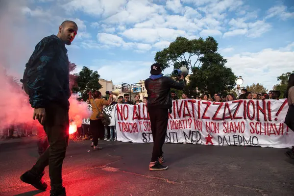 Włochy Palermo Protestujący Zapala Rozbłysk Gdy Setki Licealistów Maszeruje Piazza — Zdjęcie stockowe