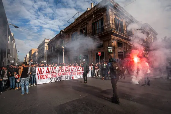 Italien Palermo Demonstrant Tænder Nødblus Hundredvis Gymnasieelever Marcherer Fra Piazza - Stock-foto