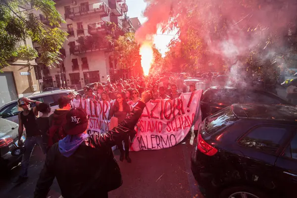Italia Palermo Manifestante Enciende Una Llamarada Mientras Cientos Estudiantes Secundaria — Foto de Stock