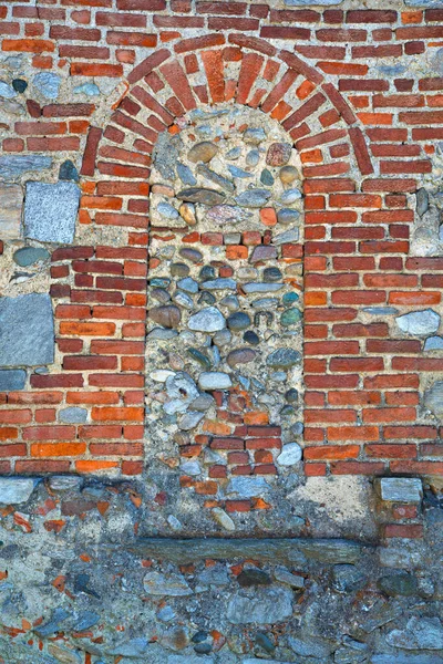 意大利的砖头教堂门 — 图库照片