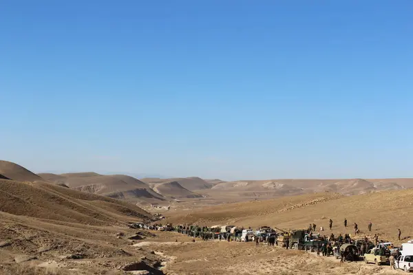 Iraq Sinjar Peshmerga Commander Phone Peshmerga Forces Bolstered Armoured Vehicles — Stock Photo, Image