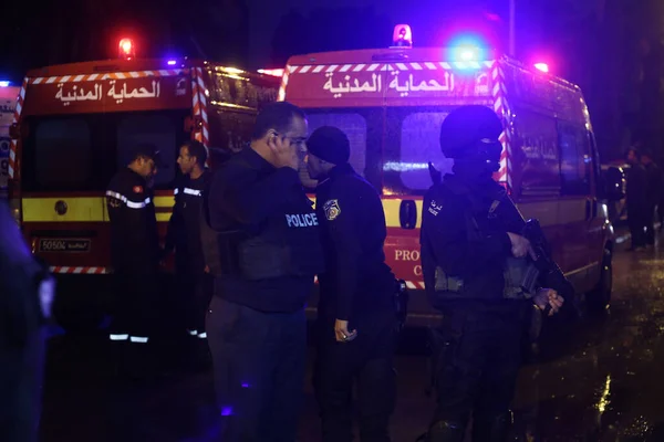 Tunisia チュニス チュニジア チュニジアのチュニスで爆発の現場に警察と医療スタッフがおり 2015年11月24日に軍用バスで少なくとも12人が死亡した — ストック写真