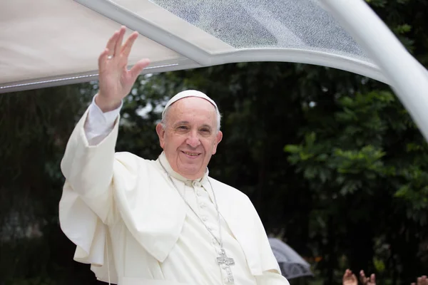 Kenya Nairobi Kenianen Luisteren Naar Heilige Mis Van Paus Franciscus — Stockfoto