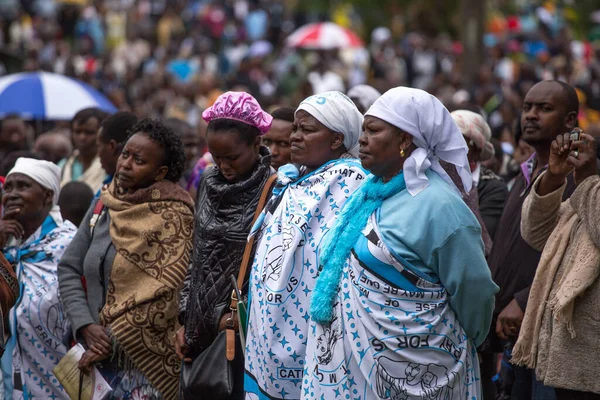 Kenia Nairobi Los Kenianos Escuchan Santa Misa Del Papa Francisco — Foto de Stock