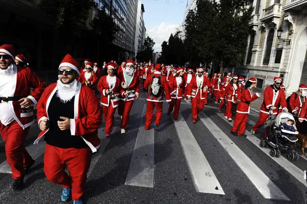 穿着圣诞老人服装的跑步者参加了2015年11月29日在雅典市中心举行的第二次 圣诞老人赛跑 — 图库照片