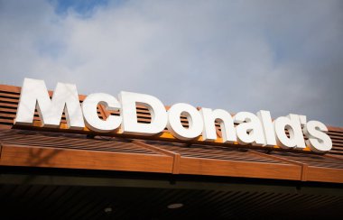 McDonald 'ın logosu bir fast food dükkanında.