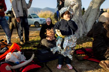 Mülteciler ve göçmenler, 6 Aralık 2015 'te kalabalık bir tekneyle Yunanistan' ın Lezbiyen Adası 'ndaki bir plaja geldiler. Türkiye 'den Yunanistan' a her gün tekne ve botların çoğu seyahat etmeye devam ediyor