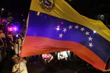 VENEZUELA, Caracas: Muhalefetteki Demokratik Birlik Yuvarlak Masası destekçileri ve aktivistleri, 7 Aralık 2015 sabahı Caracas 'ta yapılan parlamento seçimlerinin ilk sonuçlarını öğrendikten sonra MUD' nin zaferini kutluyorlar.       