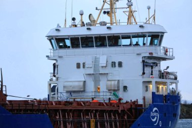 Denizde büyük bir geminin manzarası.