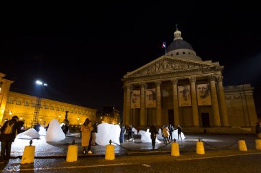 FRANCE, Paris: Danimarkalı-İzlandalı sanatçı Olafur Eliasson 'un Grönland' daki buz tabakasının parçalarıyla yapılmış bir sanat kurgusu olan Ice Watch, 7 Aralık 2015 'te Paris' te Pantheon 'un önünde sergileniyor. 