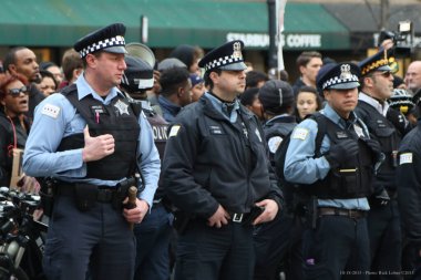 ABD, Chicago: İnsanlar 9 Aralık 2015 'te Chicago, Illinois' de Chicago polis merkezinin önünde gösteri yapıyorlar.           