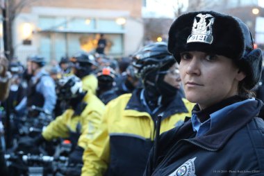 ABD, Chicago: İnsanlar 9 Aralık 2015 'te Chicago, Illinois' de Chicago polis merkezinin önünde gösteri yapıyorlar.           