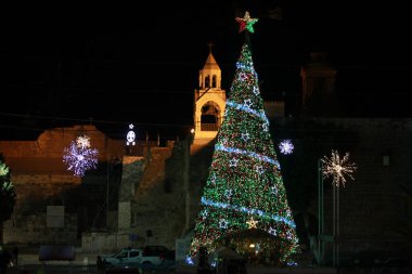 Batı BANK, Beit Sahour: Binlerce Filistinli, 17 Aralık 2015 'te Beytüllahim' in doğusundaki Beytüllahim köyünde düzenlenen Noel ağacı aydınlatma festivaline katıldı.