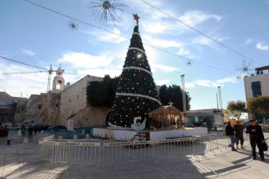 Batı BANK, Beit Sahour: Binlerce Filistinli, 17 Aralık 2015 'te Beytüllahim' in doğusundaki Beytüllahim köyünde düzenlenen Noel ağacı aydınlatma festivaline katıldı.