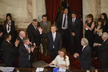 ARGENTINA, Buenos Aires: Arjantin Cumhurbaşkanı seçilmiş Mauricio Macri (L) ve seçilmiş başkan yardımcısı Marta Gabriela Michetti (R), 10 Aralık 2015 tarihinde Buenos Aires 'teki Kongre' de düzenlenen açılış töreninde yemin ediyorlar