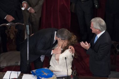 ARGENTINA, Buenos Aires: Arjantin Cumhurbaşkanı seçilmiş Mauricio Macri (L) ve seçilmiş başkan yardımcısı Marta Gabriela Michetti (R), 10 Aralık 2015 tarihinde Buenos Aires 'teki Kongre' de düzenlenen açılış töreninde yemin ediyorlar