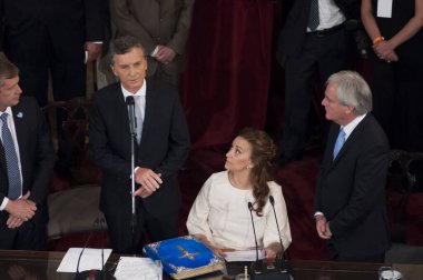 ARGENTINA, Buenos Aires: Arjantin Cumhurbaşkanı seçilmiş Mauricio Macri (L) ve seçilmiş başkan yardımcısı Marta Gabriela Michetti (R), 10 Aralık 2015 tarihinde Buenos Aires 'teki Kongre' de düzenlenen açılış töreninde yemin ediyorlar