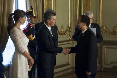 RGENTINA, Buenos Aires: Arjantin Cumhurbaşkanı Mauricio Macri (ortada solda) 10 Aralık 2015 tarihinde Buenos Aires Arjantin Ulusal Kongresi 'nde düzenlenen açılış töreninde gülümseyerek el sıkıştı. 