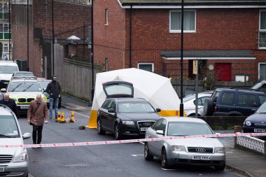 UNITED KINGDOM, Londra: 11 Aralık 2015 'te Londra' nın kuzeyindeki Wood Green ilçesinde bir polis istihbarat operasyonu sırasında bir adam vurularak öldürüldü.    