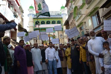 INDIA, Ajmer: Binlerce Müslüman protestocu 11 Aralık 2015 'te Hindistan' ın Ajmer kentinde bir dargah 'ın dışındaki caddeleri doldurdu