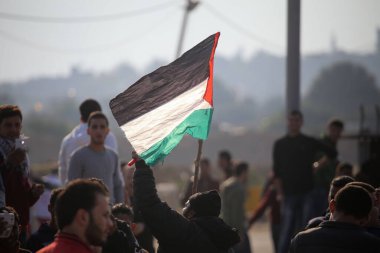 GAZA STRIP, Gazze: Filistinli protestocular, 11 Aralık 2015 'te Gazze' nin kuzeyinden geçen Filistinli gençlerle İsrail savunma askerleri arasında çıkan çatışmalarda İsrail askerleri tarafından atılan göz yaşartıcı gazdan korunmak için kaçtılar.  