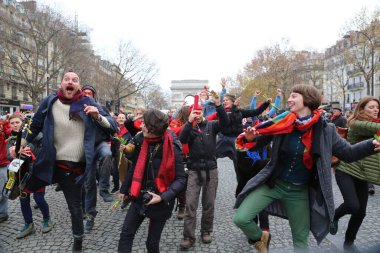 FRANCE, Paris protestocuları 12 Aralık 2015 tarihinde Paris 'te düzenlenen bir iklim yürüyüşü sırasında COP21 müzakereleri sona ererken,.