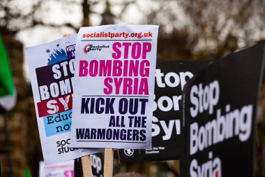Binlerce insan, İngiltere 'nin Suriye' deki bombalama olayına son verme çağrısında bulunmak üzere 12 Aralık 2015 'te Londra' da toplandı.