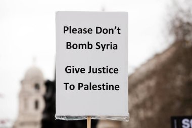 Binlerce insan, İngiltere 'nin Suriye' deki bombalama olayına son verme çağrısında bulunmak üzere 12 Aralık 2015 'te Londra' da toplandı.