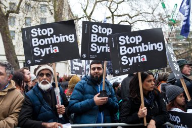 Binlerce insan, İngiltere 'nin Suriye' deki bombalama olayına son verme çağrısında bulunmak üzere 12 Aralık 2015 'te Londra' da toplandı.
