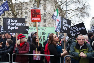 Binlerce insan, İngiltere 'nin Suriye' deki bombalama olayına son verme çağrısında bulunmak üzere 12 Aralık 2015 'te Londra' da toplandı.
