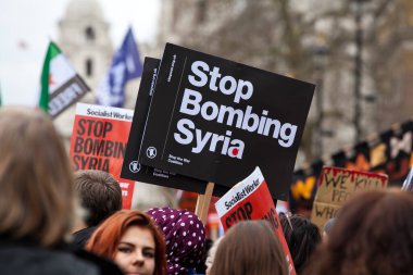 Binlerce insan, İngiltere 'nin Suriye' deki bombalama olayına son verme çağrısında bulunmak üzere 12 Aralık 2015 'te Londra' da toplandı.