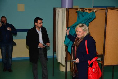 FRANCE, Henin-Beaumont: Fransa aşırı sağ Ulusal Cephesi (FN) lideri Marine Le Pen, 13 Aralık 2015 tarihinde Fransa 'da yapılan bölgesel seçimlerin ikinci turunda sonuçların açıklanmasının ardından bir konuşma yaptı..
